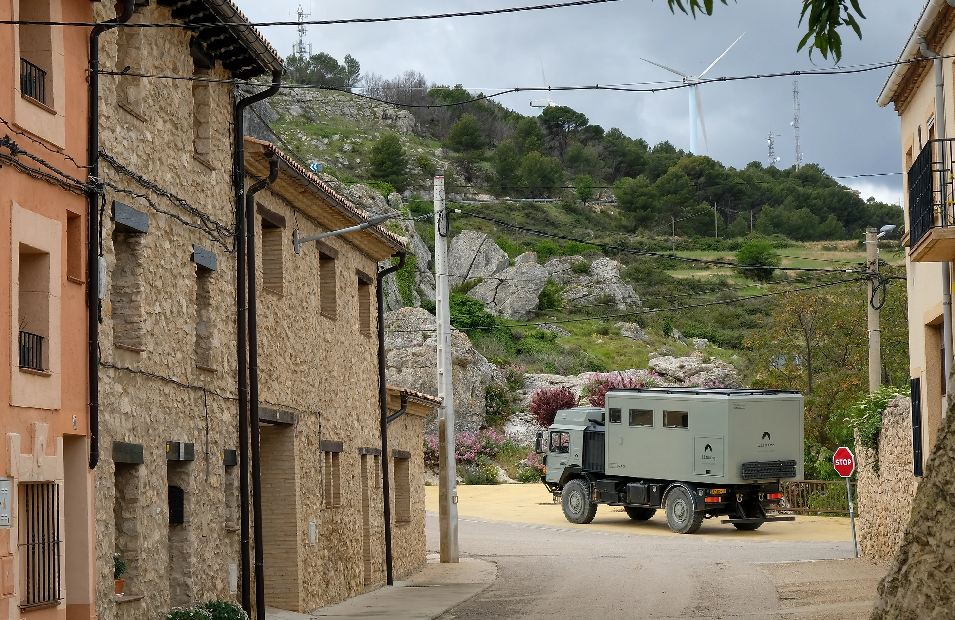 vrachtwagen camper in Spaans dorpje