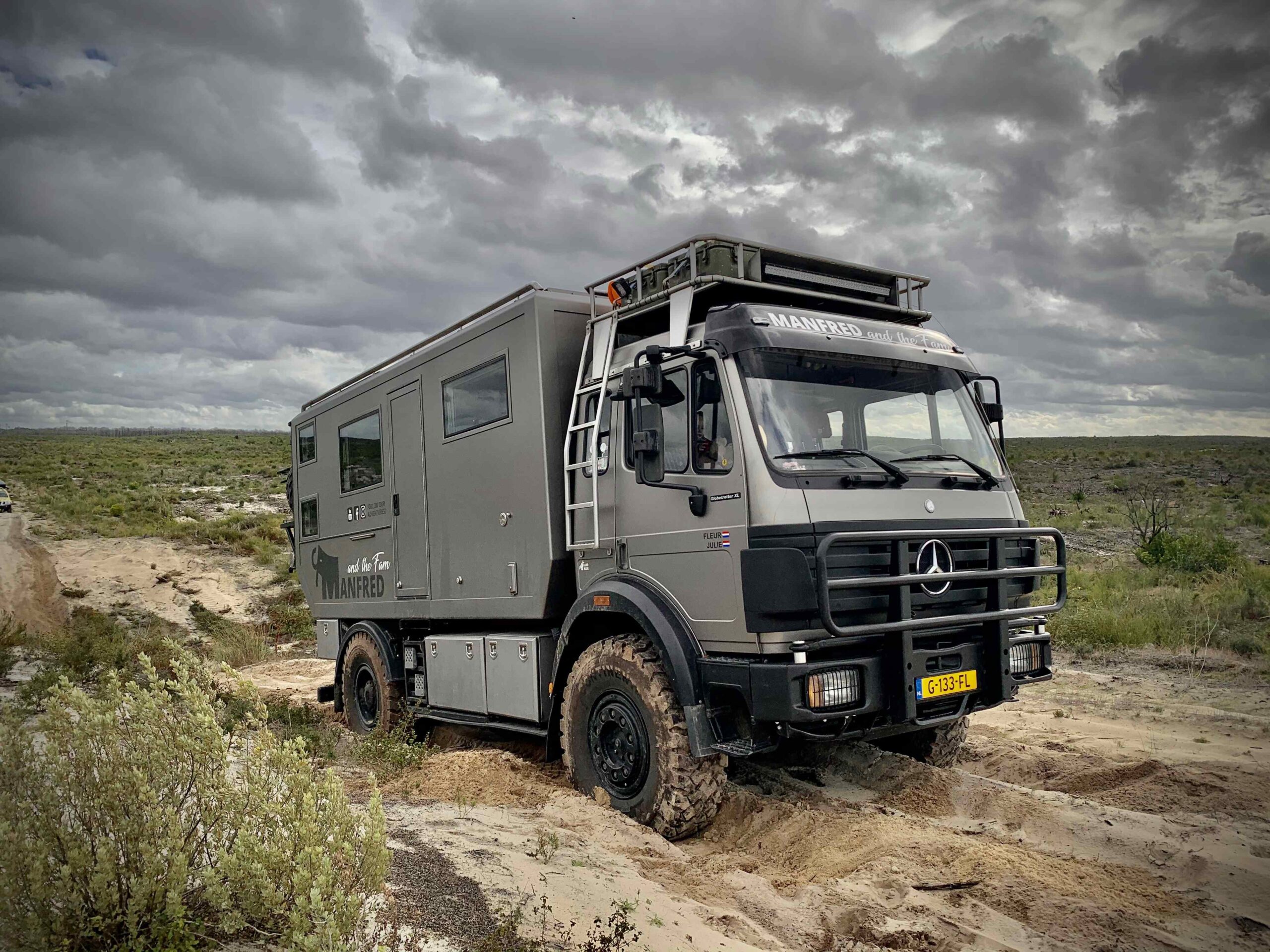Vrachtwagen camper in zand